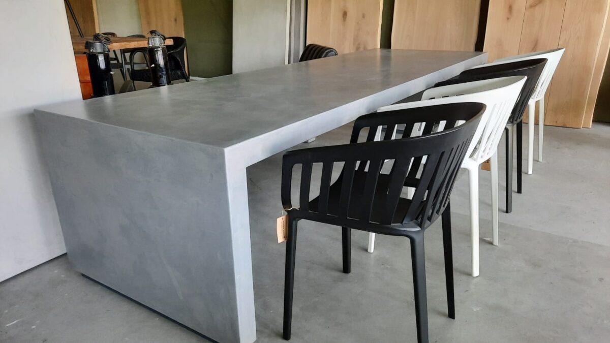 Maatwerk betonstuc tuintafel
